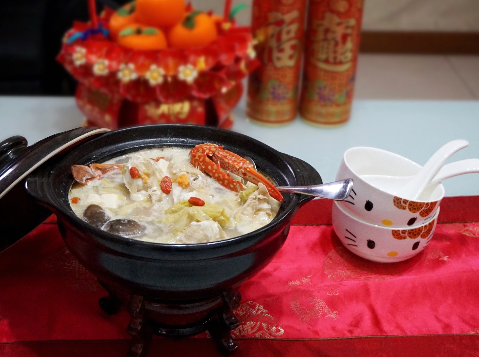 https://www.foodista.com/sites/default/files/chinese-new-year-claypot-flower-crab-soup-recipes.jpg