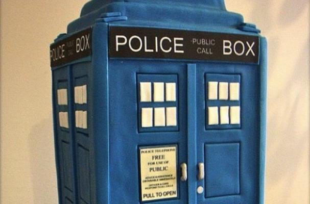 Foodista The Tardis Cake Is An Edible Doctor Who Time Machine