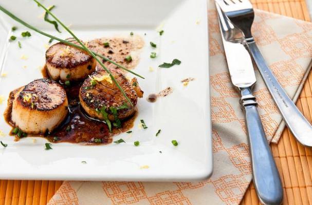 Caramelized Scallops with White Wine